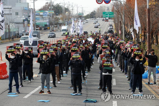 민주노총 공공운수노조 화물연대가 총파업에 돌입한 24일 오전 광주 광산구 하남산단에서 화물연대 광주지역본부 파업출정식이 열리고 있다. <사진:연합뉴스>